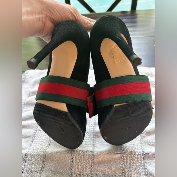 Gucci Black Heels with Green and Red Accent Removable Bow - Picture 3 of 4